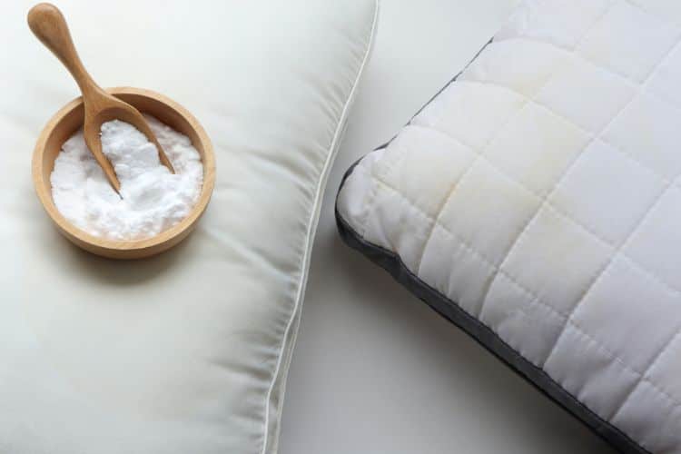 Baking soda to dry mattresses and pillows